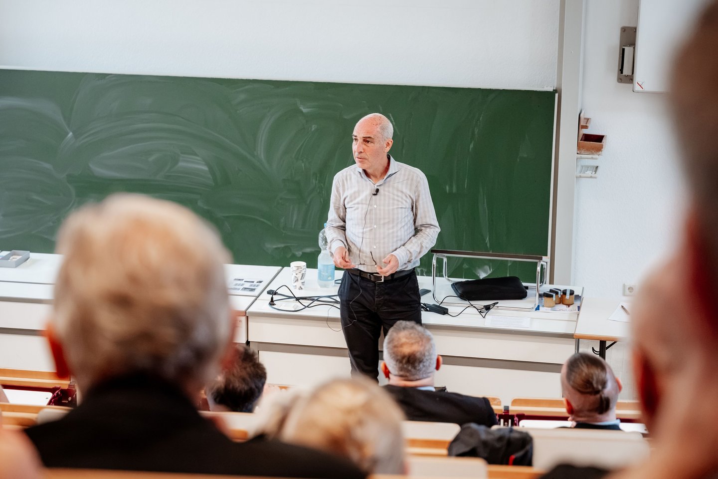 Geotechnikseminar Professor steht in Hörsaal vor Gästen und begrüßt