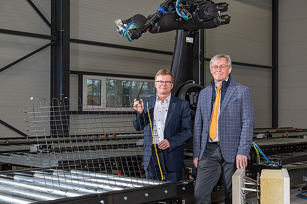 Prof. Tilo Heimbold und Prof. Klaus Holschemacher mit einem Carbonbetongelege mit integriertem AS-Interface-Kabel im Carbonbetontechnikum der HTWK Leipzi