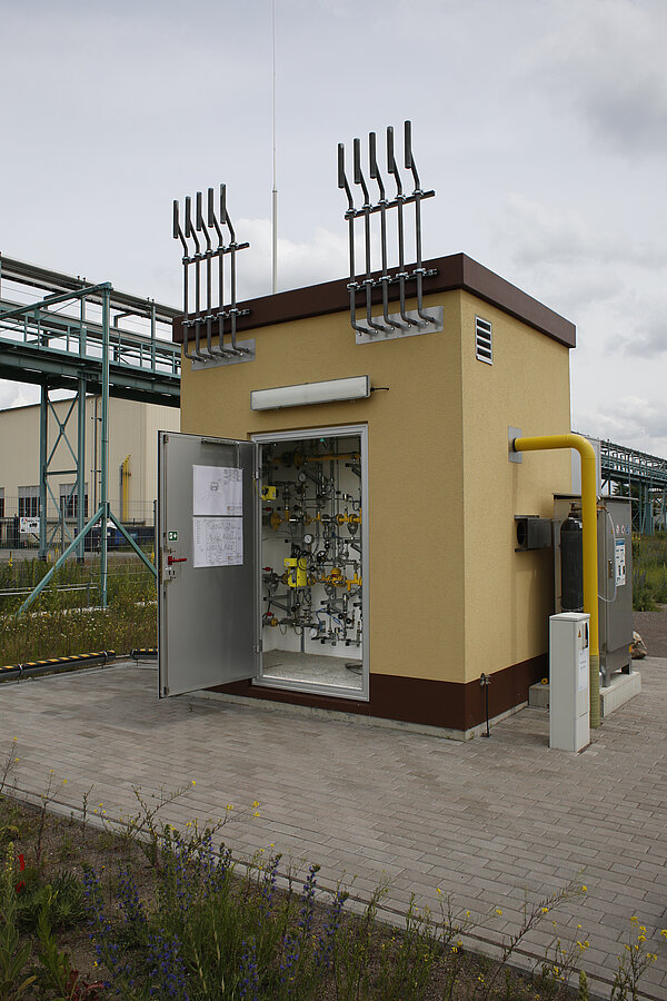 In dem kleinen Häusschen befinden sich hinter der offenen Tür die Gasdruckregel- und Messanlage, rechts daneben im schwarzen Kasten die Odorieranlage und im hinteren Teil die Verbindung zur zentralen Leitstelle (Bild: HTWK Leipzig) In dem kleinen Häusschen befinden sich hinter der offenen Tür die Gasdruckregel- und Messanlage, rechts daneben im schwarzen Kasten die Odorieranlage und im hinteren Teil die Verbindung zur zentralen Leitstelle (Bild: HTWK Leipzig)