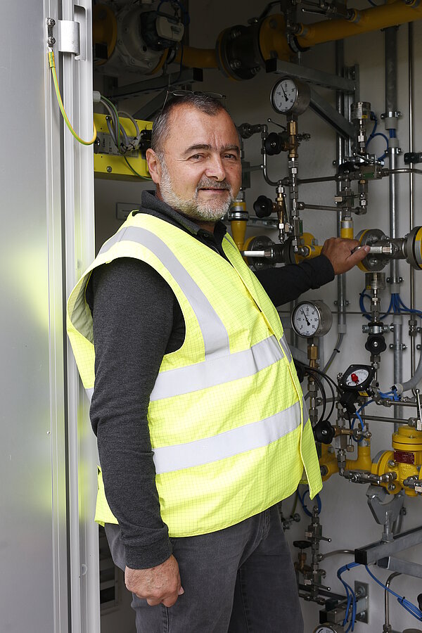 Jürg Ziegenbalg von der Mitnetz Gas zeigt die Gasdruckregel- und Messanlage (Bild: HTWK Leipzig) Jürg Ziegenbalg, Mitnetz Gas, Messanlage, Gas