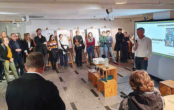 Vernissage Alexander Stahr hält einen Vortrag im Ausstellungsraum in Dresden