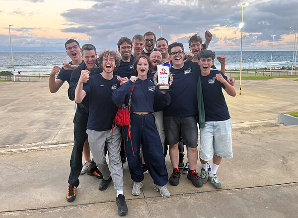 Weltmeister Die Informatiker der HTWK Leipzig am Strand von Salvador mit dem Pokal in der Hand