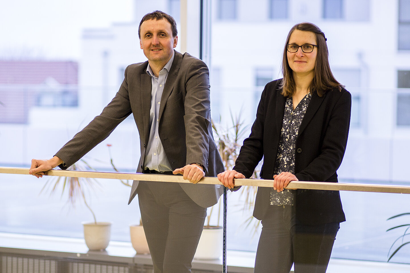 Grit Teichgräber mit dem Betreuer ihrer preisgekrönten Arbeit, Prof. Holger Müller. (Foto: Robert Weinhold/HTWK Leipzig). Grit Teichgräber mit dem Betreuer ihrer preisgekrönten Arbeit, Prof. Holger Müller. (Foto: Robert Weinhold/HTWK Leipzig).