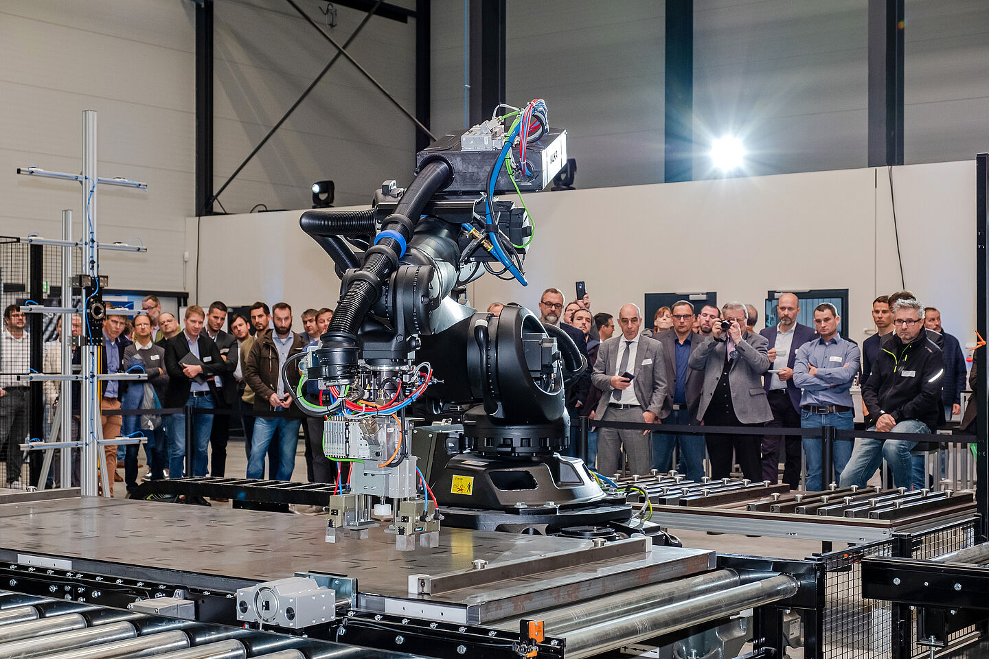 Im Carbonbetontechnikum werden Bauteile aus Carbonbeton automatisiert gefertigt (Foto: Kirsten Nijhof/HTWK Leipzig)