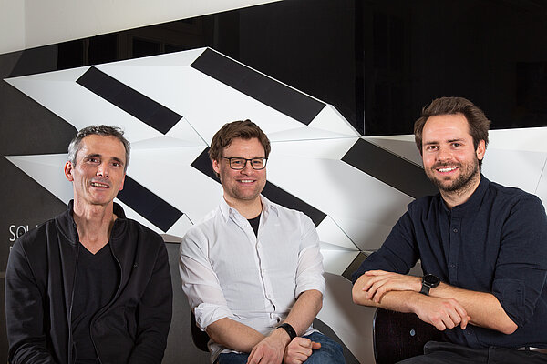 Team SolarShell Prof. Frank Hülsmeier, Stefan Huth und Adrian Heller sitzen vor einem Demonstrator der SolarShell