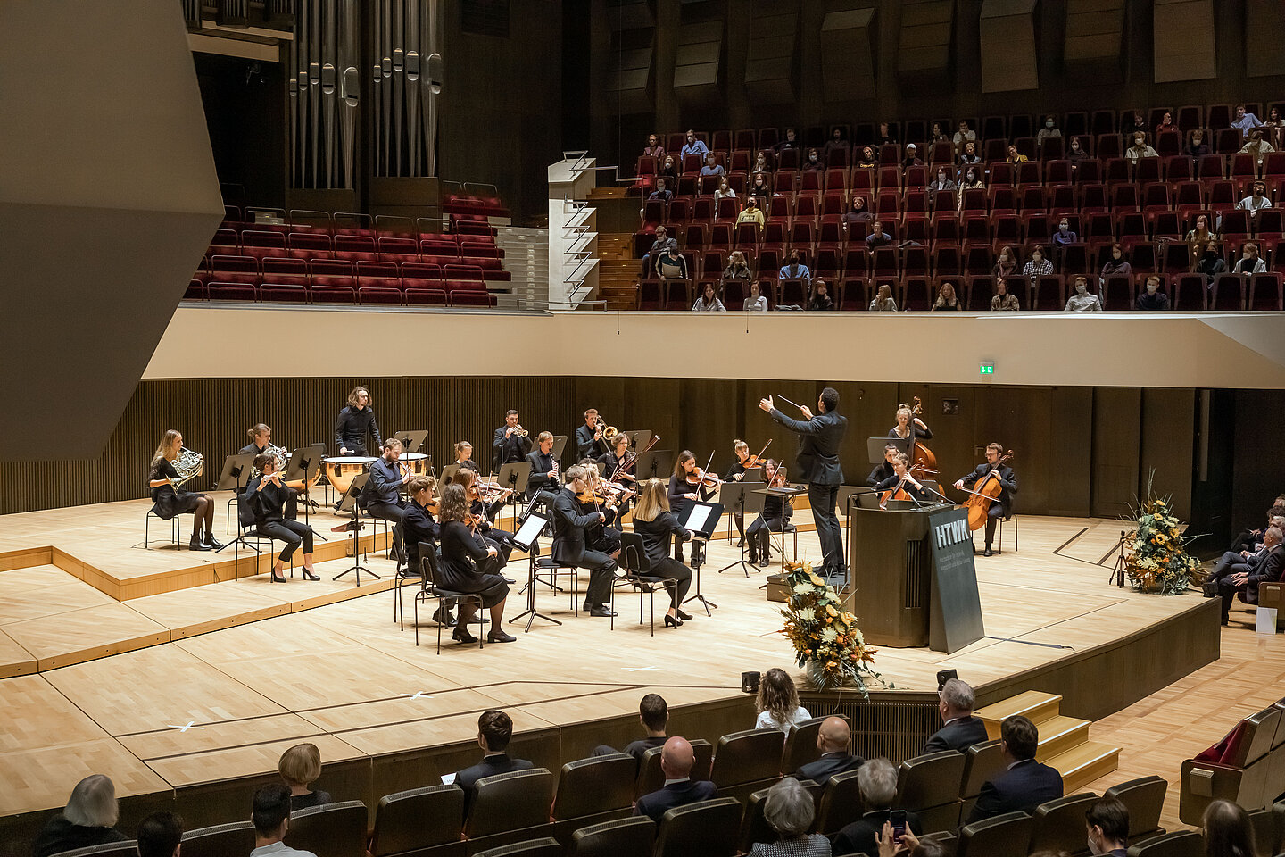 HTWK-Orchester Bühne Gewandhaus Orchester auf einer Bühne musiziert