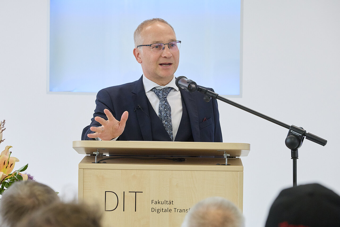 Prof. Ulf Schemmert Prof. Ulf Schemmert begrüßt die Gäste