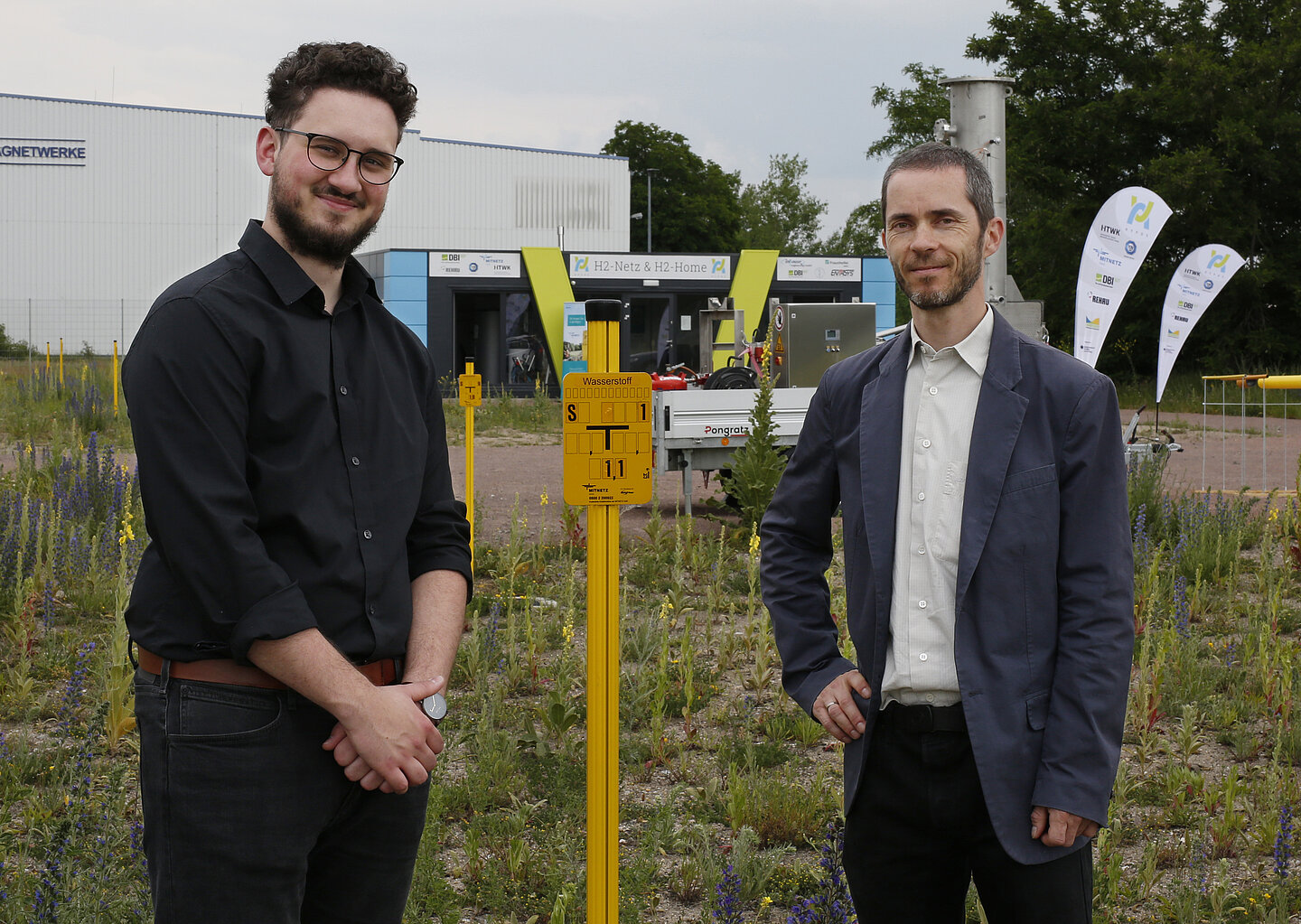 Forschung im Wasserstoffdorf: Robin Pischko, wissenschaftlicher Mitarbeiter an der Fakultät Ingenieurwissenschaften und Prof. Dr. Robert Huhn, Professor für Gas- und Wärmenetze (Bild: HTWK Leipzig) Forschung im Wasserstoffdorf: Robin Pischko, wissenschaftlicher Mitarbeiter an der Fakultät Ingenieurwissenschaften und Prof. Dr. Robert Huhn, Professor für Gas- und Wärmenetze (Bild: HTWK Leipzig)