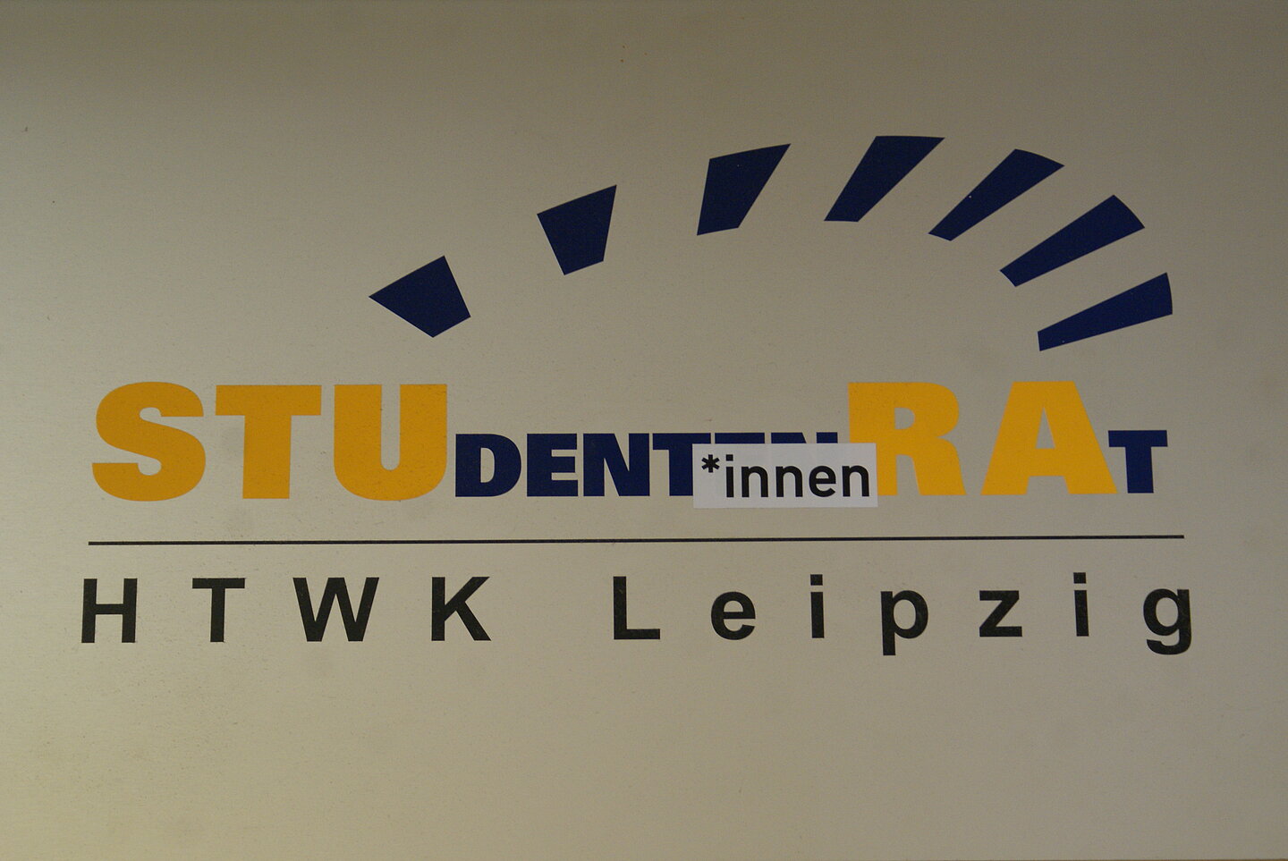 *innen-Sticker auf einem veralteten StuRa-Logo *innen-Sticker auf einem veralteten StuRa-Logo