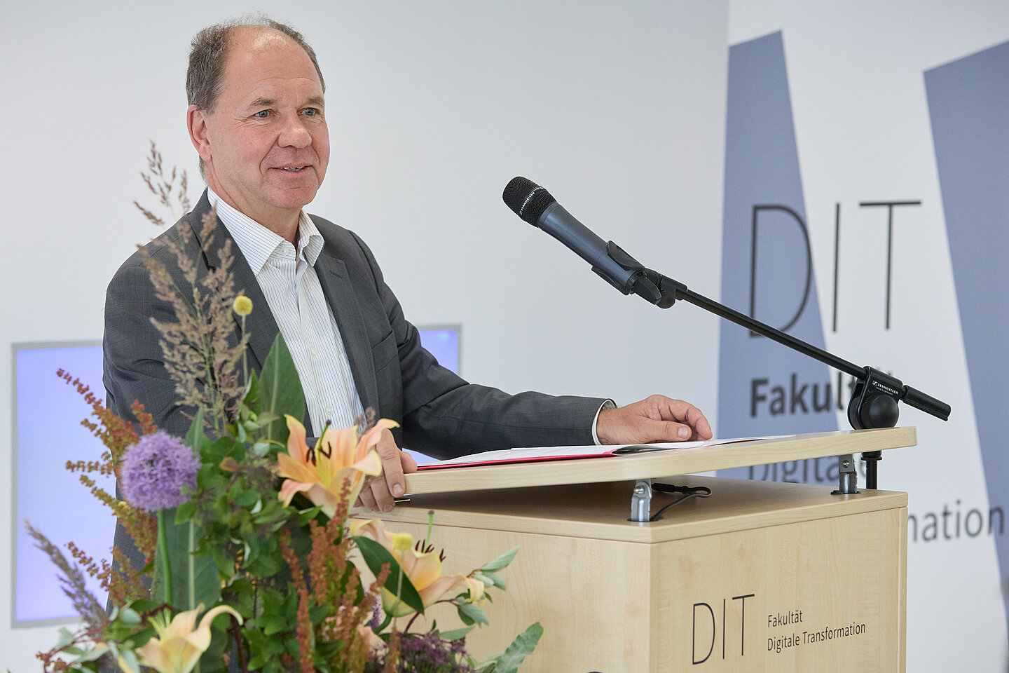 Jörg Fiedler Jörg Fiedler hält Grußwort am Rednerpult