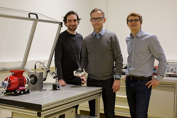 Prof. Mathias Rudolph und seine Projektmitarbeiter Julian Hofbauer und Maik Wolf am Messtechnik-Versuchsstand.