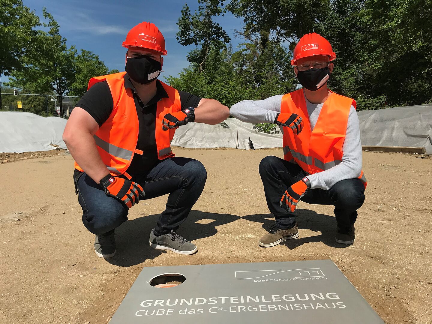 Matthias Tietze und Michael Frenzel bei der Grundsteinlegung. Anstatt dem symbolischen Händeschütteln berühren sich ihre Ellenbogen.