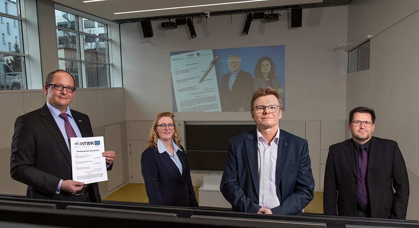 Vertragsunterzeichnung HTWK Leipzig, FTZ und UFZ HTWK-Rektor Prof. Mark Mietzner, HTWK-Kanzlerin Prof. Swantje Rother, Wissenschaftlicher FTZ-Direktor Prof. Tilo Heimbold und Geschäftsführender FTZ-Direktor Dirk Lippik (v.l.n.r.) mit dem neuen Kooperationsvertrag zwischen HTWK Leipzig, FTZ und UFZ. Im Hintergrund: Wissenschaftlicher UFZ-Geschäftsführer Prof. Georg Teutsch und Administrative UFZ-Geschäftsführerin Dr. Sabine König (Foto: Maximilian Johnson/HTWK Leipzig)