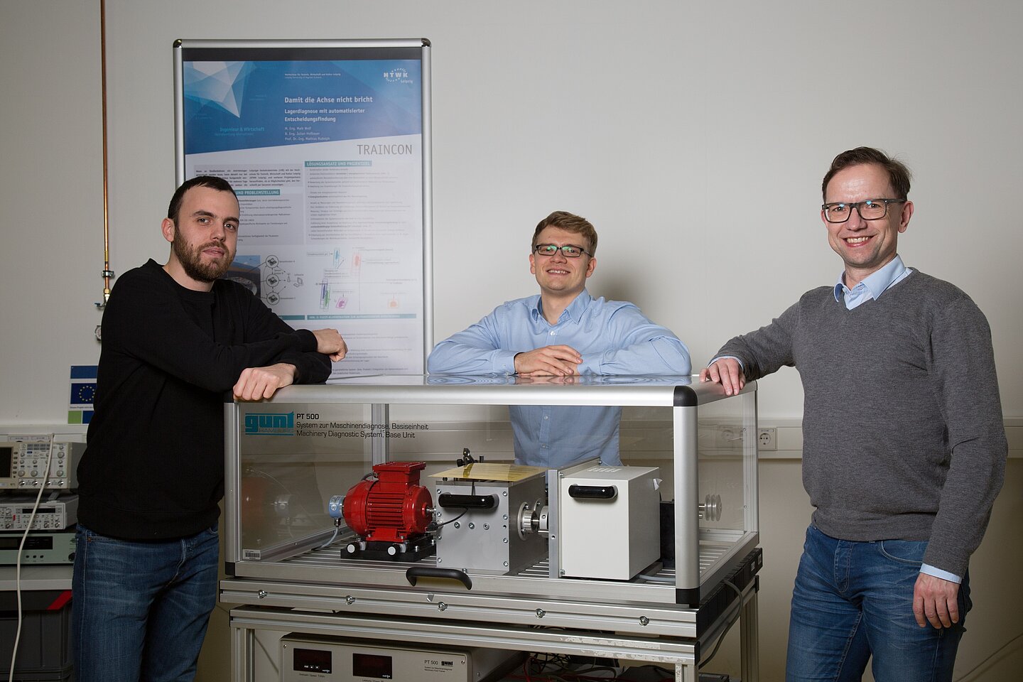 Prof. Mathias Rudolph (rechts) und seine Projektmitarbeiter Andreas Blum (l.) und Maik Wolf (M.) zeigen auf der Intec an einem Versuchstand, wie ein energieautarkes Sensornetzwerk den Verschleiß eines Wälzlagers diagnostiziert. (Lizette Ardelean/HTWK Le Prof. Mathias Rudolph (rechts) und seine Projektmitarbeiter Andreas Blum (l.) und Maik Wolf (M.) zeigen auf der Intec an einem Versuchstand, wie ein energieautarkes Sensornetzwerk den Verschleiß eines Wälzlagers diagnostiziert. (Lizette Ardelean/HTWK Leipzig)