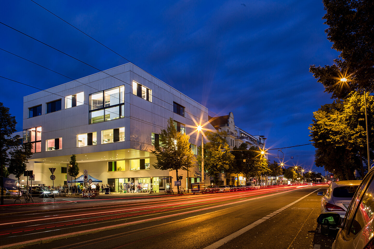 Wissenschaftsnacht 2018 (Foto: Robert Weinhold/HTWK Leipzig) Ansicht der beleuchteten HTWK-Bibliothek bei Nacht