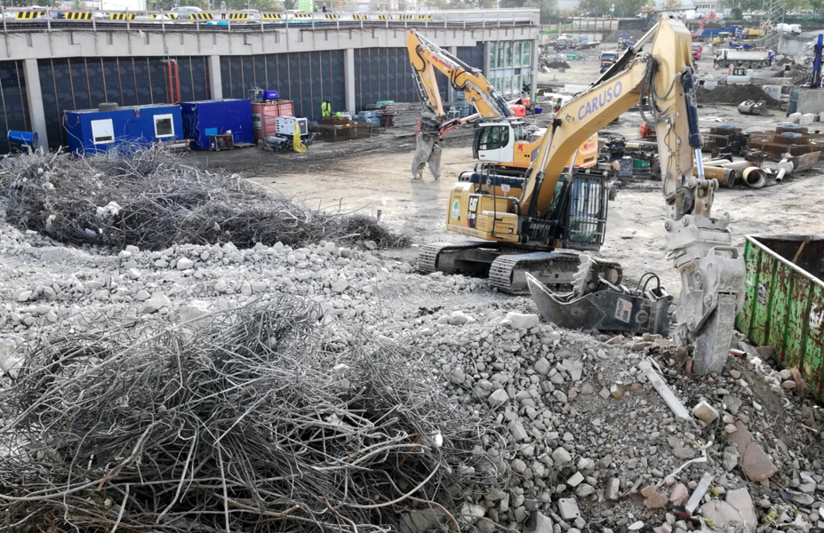 WIR-V1.5 | MultiMaterialRecycling Two excavators on a construction site with construction waste