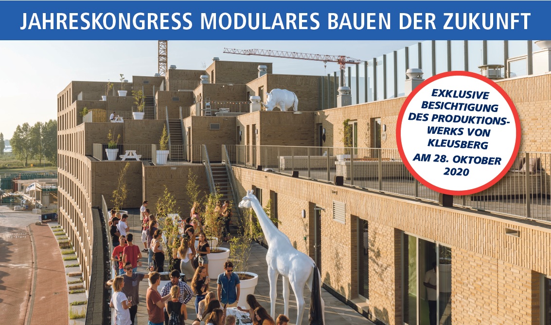 Jahreskongress modulares Bauen der Zukunft. Menschen stehen auf der Terrasse eines modular aufgebauten Gebäudes unter unterhalten sich. 